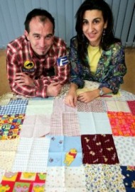 Juanma y Lola muestran la colcha de retales de su hija.